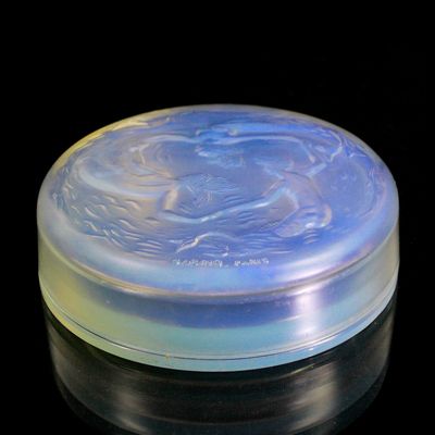 Deckeldose aus opalisierendem Glas mit Naiaden, Marius-Ernest Sabino, Paris