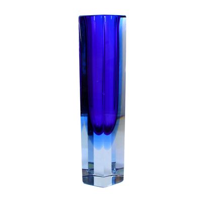 Blockvase aus farblosem Glas mit dunkelblauen Innenfang und hellblauen Zwischenfang.
