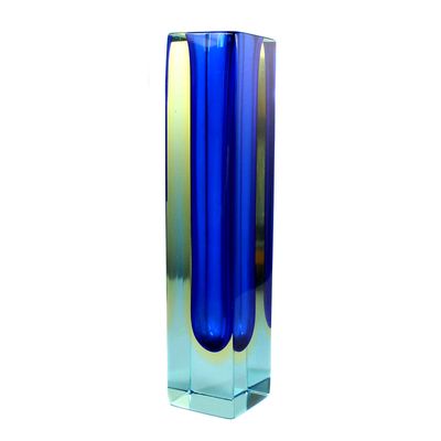 Blockvase aus hellblauem Glas mit dunkelblauen Innenfang und gelben Zwischenfang.