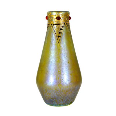 Vase mit Silberiris Dekor und aufgelegten Rubin Cabochons, Loetz, Dek. 361, um 1900.