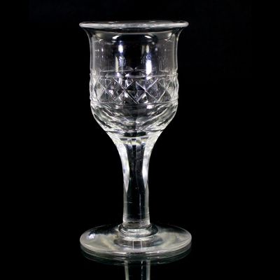 1 von 8. Französisches Kelchglas in Bleikristall mit Diamant Carrés um 1810-30.