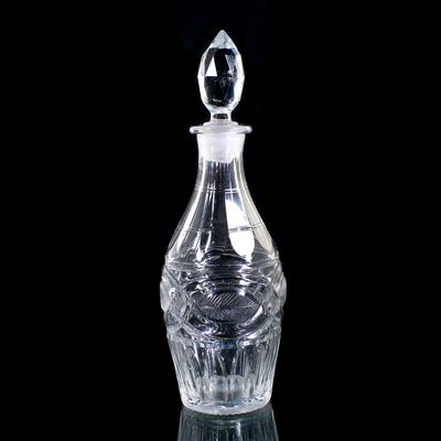 Kleine Karaffe aus farblosem Glas mit Zierschliff, Frankreich um 1820-30