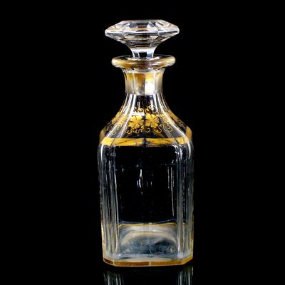 Vielfach facettierte Karaffe mit Stöpsel und Goldmalerei, Frankreich um 1870-80