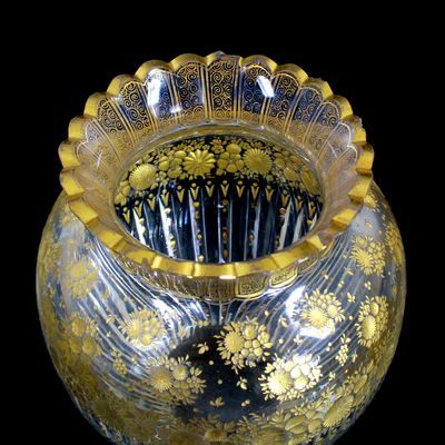 Vase aus farblosem Glas mit goldenen Tiefschnittrosen-Dekor und Stecknadelköpfchen, Josephinenhütte