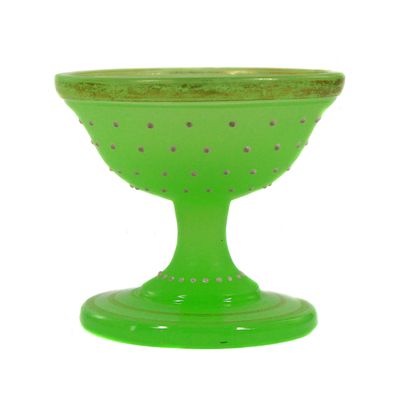 Kleine Fussschale aus grün gefärbten Alabasterglas mit Pünktchen-Dekor um 1860-70