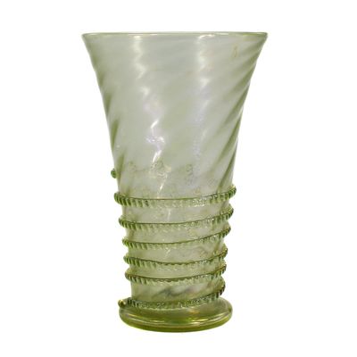 Gerippter Becher mit aufgelegten Faden aus olivgrünem Glas, Josephinenhütte um 1880
