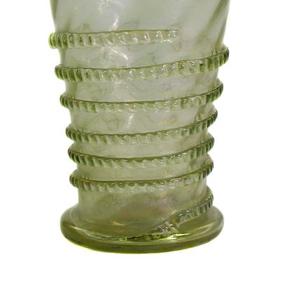 Gerippter Becher mit aufgelegten Faden aus olivgrünem Glas, Josephinenhütte um 1880