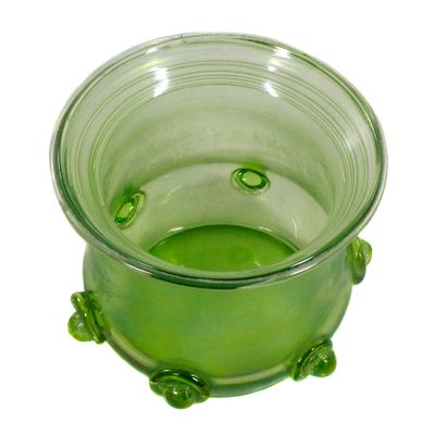 Kleiner Becher mit aufgelegten Nuppen aus olivgrünem Glas, Josephinenhütte um 1880