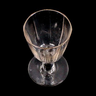 Weinglas aus farblosem Glas mit optisch gerippter Kuppa, Norddeutsch.