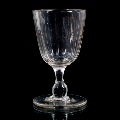 Weinglas aus farblosem Glas mit optisch gerippter Kuppa, Norddeutsch.