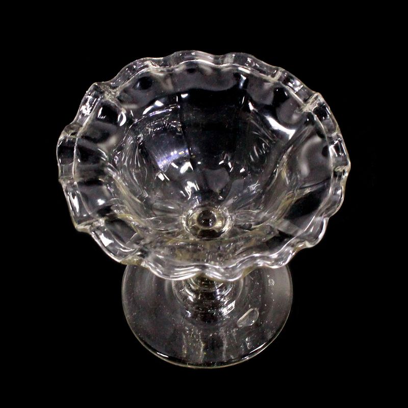 Footed bowl made of colorless, ribbed glass, German, 1st half of the 19th century.