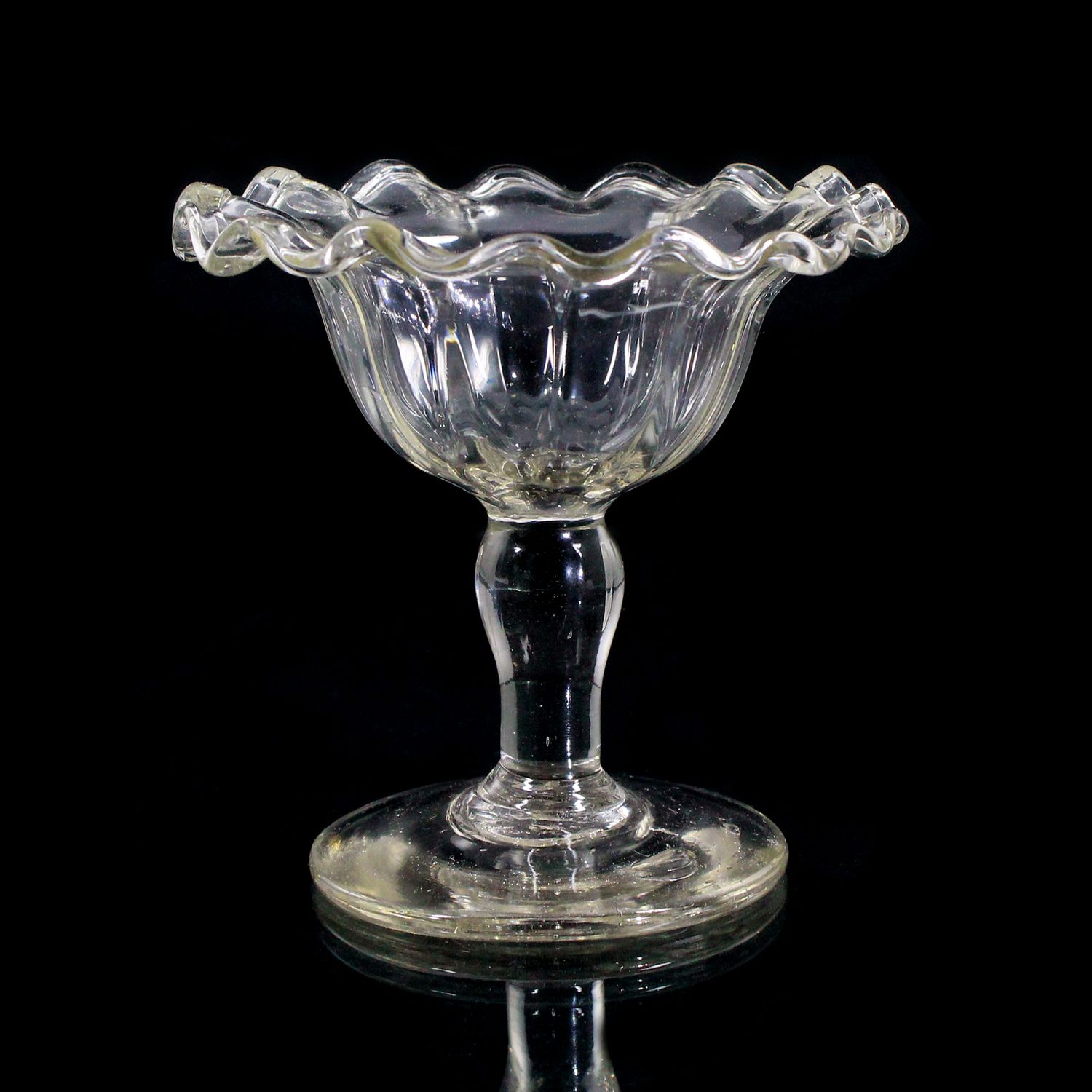 Footed bowl made of colorless, ribbed glass, German, 1st half of the 19th century.