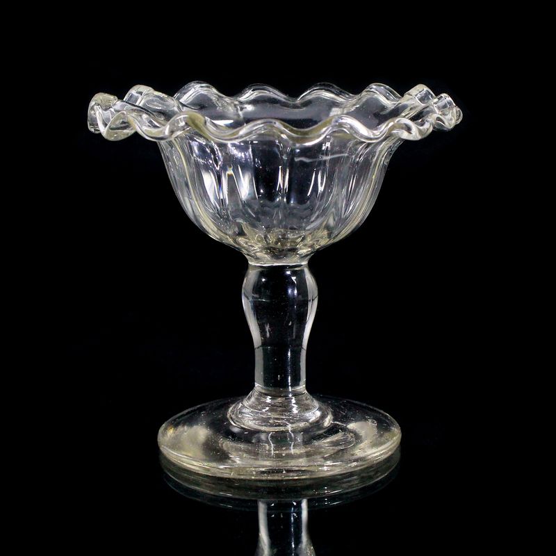 Footed bowl made of colorless, ribbed glass, German, 1st half of the 19th century.
