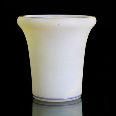 Becher aus opakweißem Glas mit Emailmalerei, Böhmen oder Frankreich