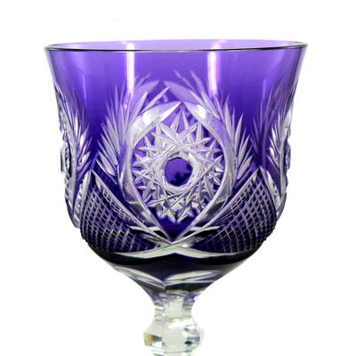 Hohes Stängelglas mit facettierter Schaft und lila Kuppa, Frankreich oder Schlesien