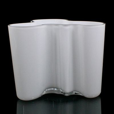 Littala Vase Savoy aus farblosem Glas mit opakweißen Innenfang, Entwurf Alvar Aalto