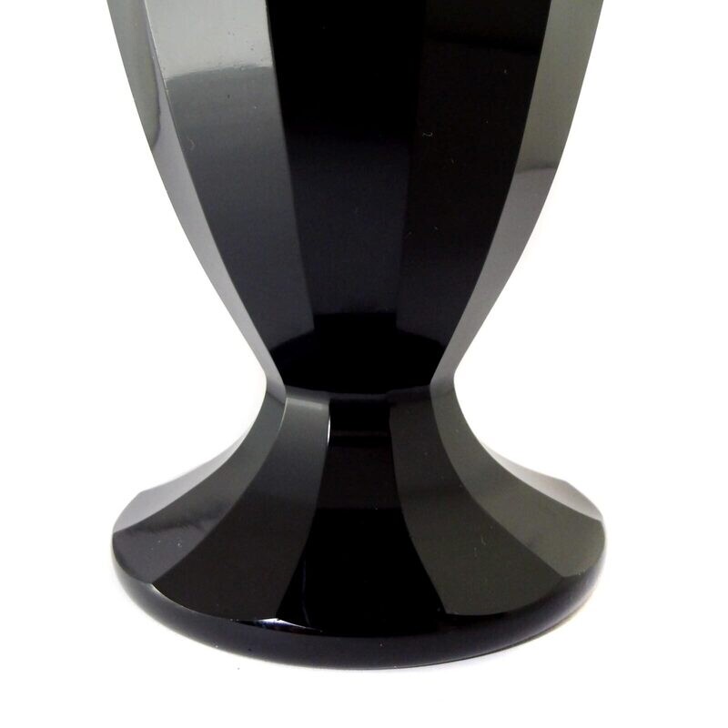 Vase made of violet glass with Vestal decor, signed. A. Rasche in Haida around 1910