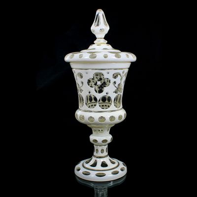 Deckelpokal mit Zinnemailüberfang und Durchschliffornamentik, Böhmen um 1840