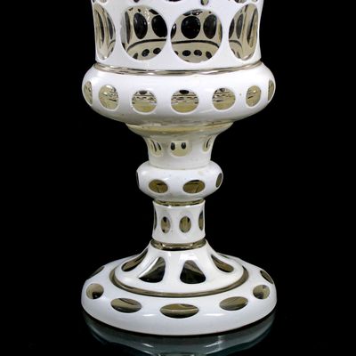 Deckelpokal mit Zinnemailüberfang und Durchschliffornamentik, Böhmen um 1840