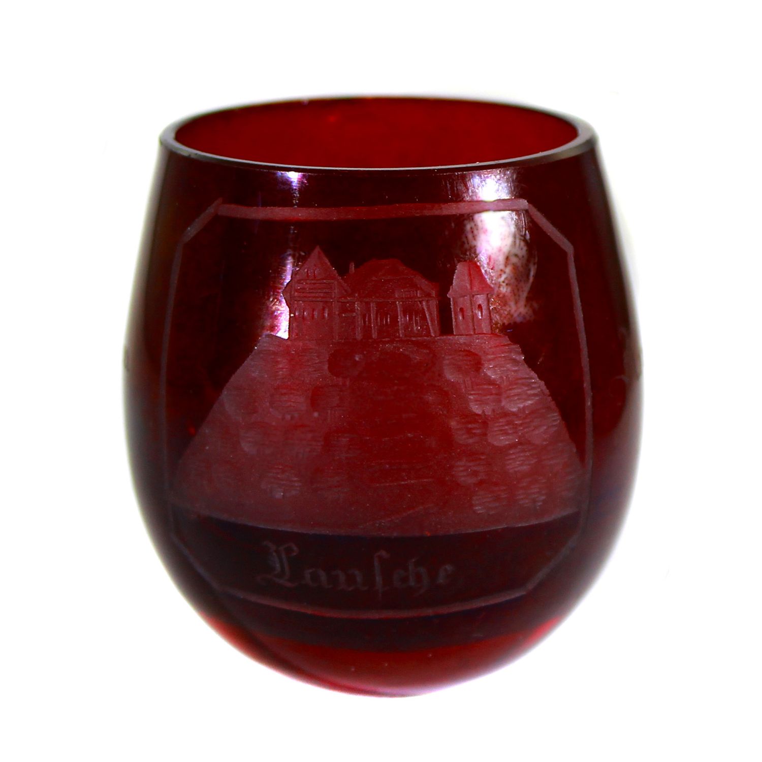 Tumbler made of ruby-red glass with an engraved view of the Lausche mountain.