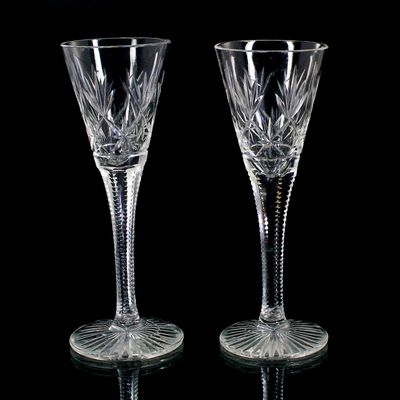 Paar kleine Stängelgläser aus Kristallglas mit Keilschliff-Dekor, um 1900.