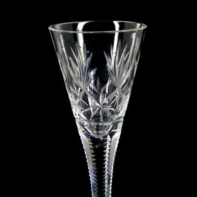 Paar kleine Stängelgläser aus Kristallglas mit Keilschliff-Dekor, um 1900.