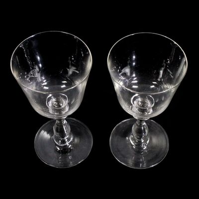 2 Weingläser aus farblosem Glas, Serie Mathilde, um 1900