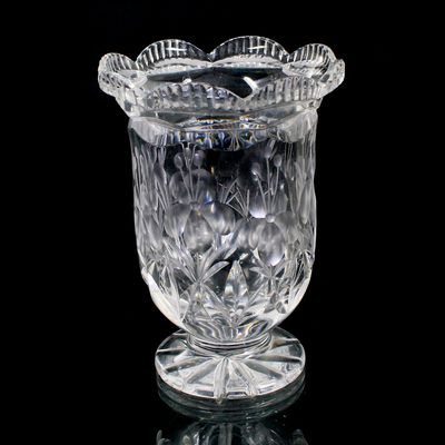 Vase aus farblosem Kristallglas mit Blütendekor, Josephinenhütte, Entw. S. Haertel.