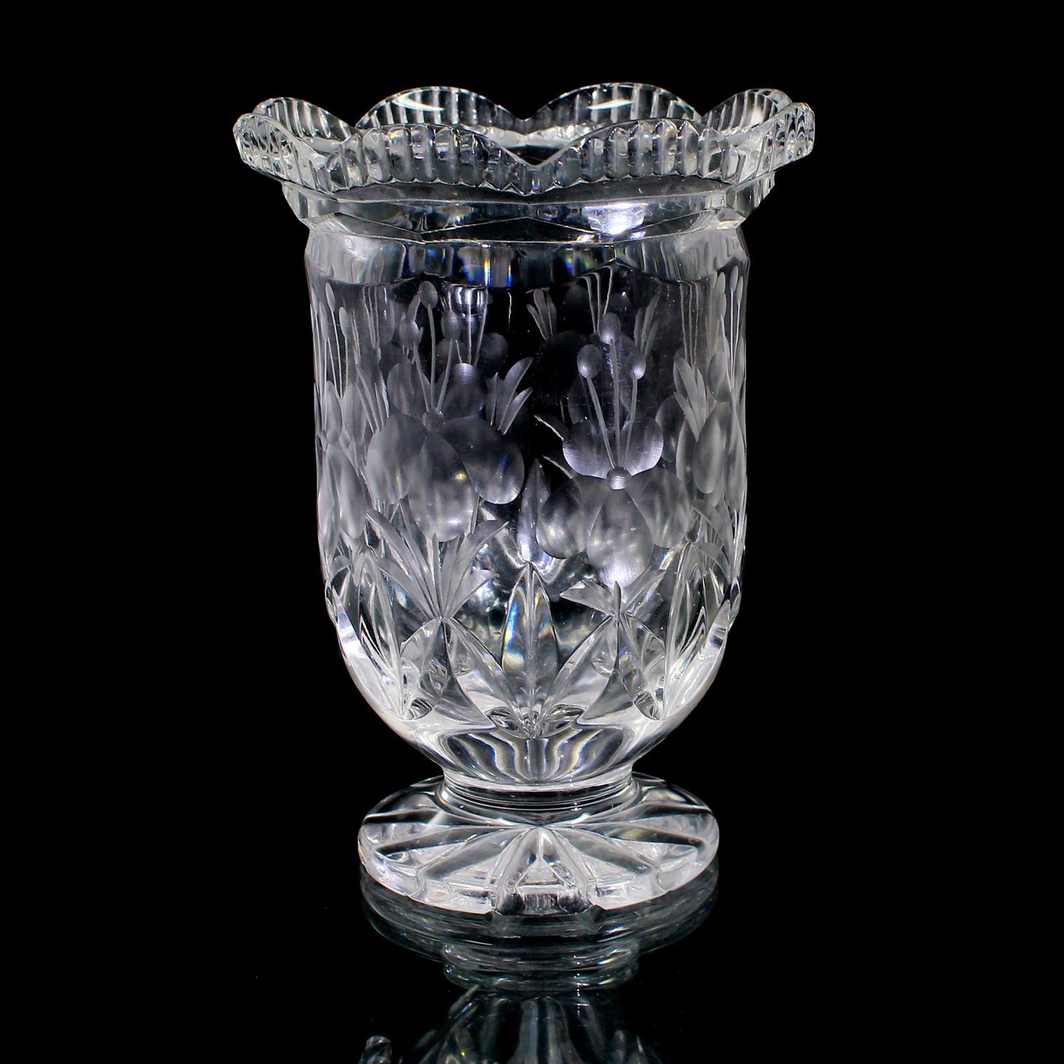 Vase made of colorless crystal glass with floral decoration, Josephinenhütte, designed by S. Haertel.