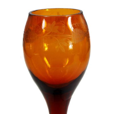 Bernsteinfarbenes Kelchglas mit Schliffdekor, Anfang des 19.Jh.