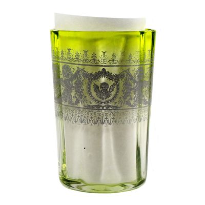 Becher aus farblosem Glas, hellgrün verlaufend, mit Chromolithografie, um 1890.