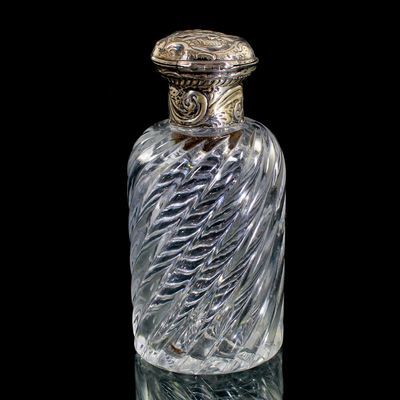 Flasche aus farblosem Kristallglas mit Silbermontur, England um 1880-90.