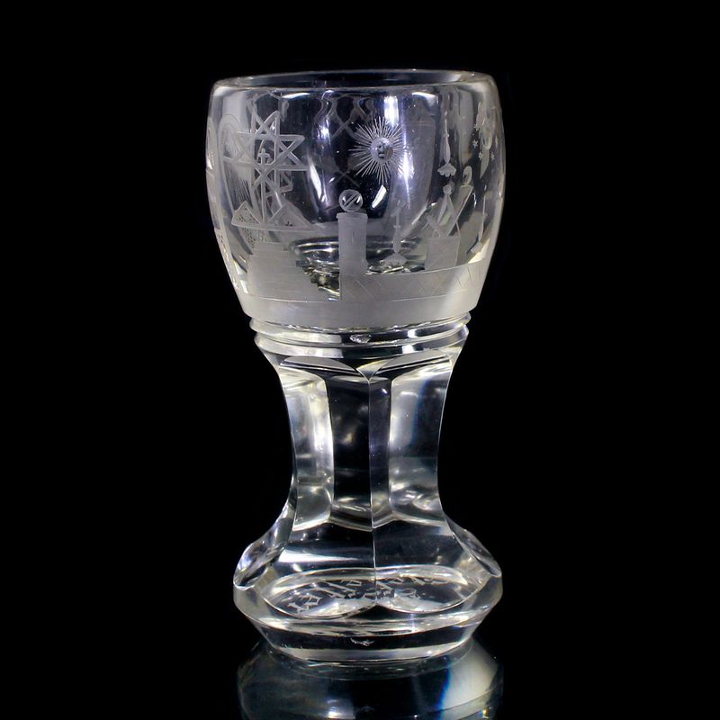 Freimaurerglas mit umlaufend geschnittene Freimaurersymbole, Josephinenhütte, Form 1232