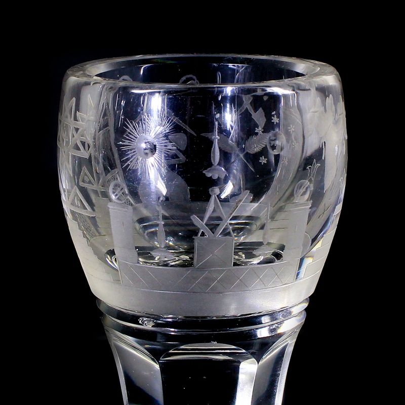Freimaurerglas mit umlaufend geschnittene Freimaurersymbole, Josephinenhütte, Form 1232
