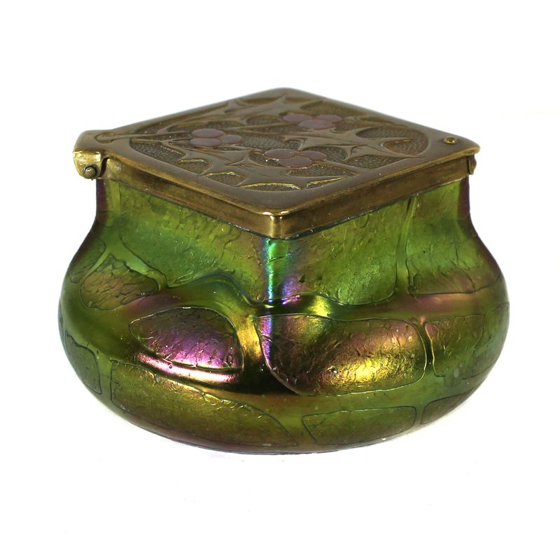 Green glass covered box with veined decoration, Kralik, Pampas series, circa 1900.