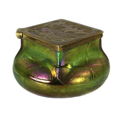 Deckeldose aus grünem Glas mit geäderten Dekor, Kralik, Serie Pampas um 1900