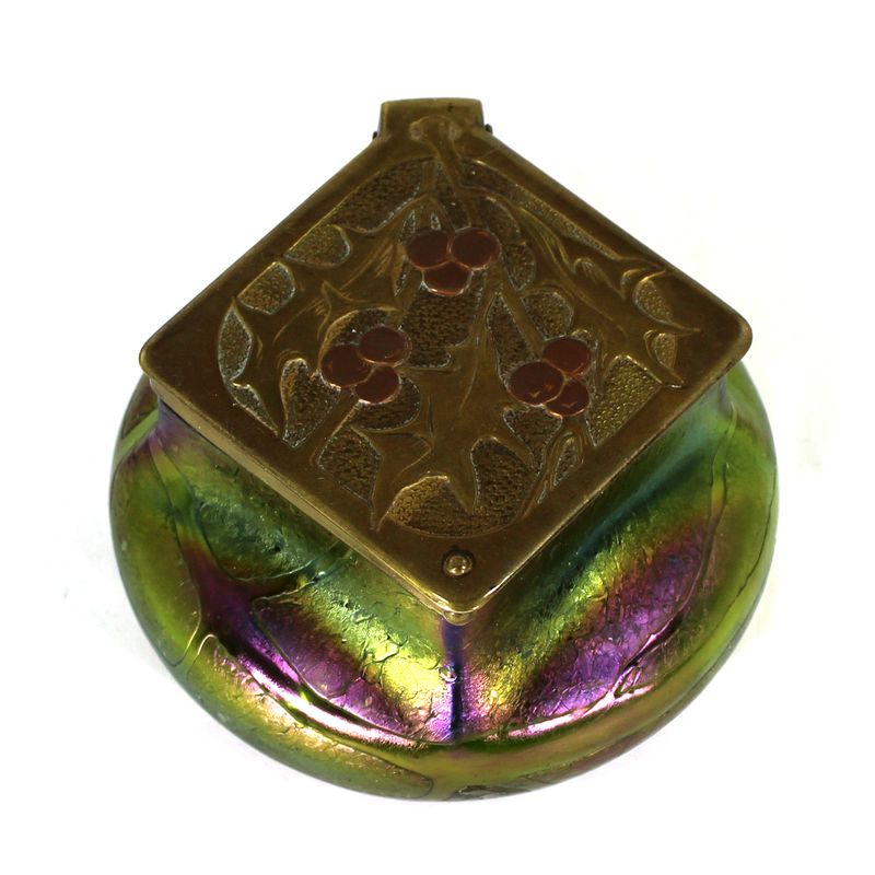 Green glass covered box with veined decoration, Kralik, Pampas series, circa 1900.