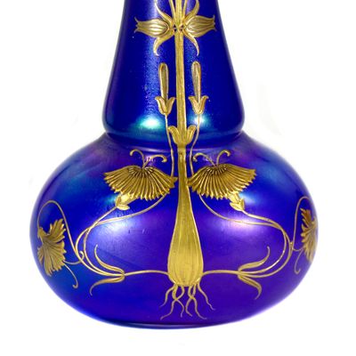 Vase aus helblauem Glas mit Goldmalerei, Loetz, Malerei A. Rupp in Meitersdorf, um 1900