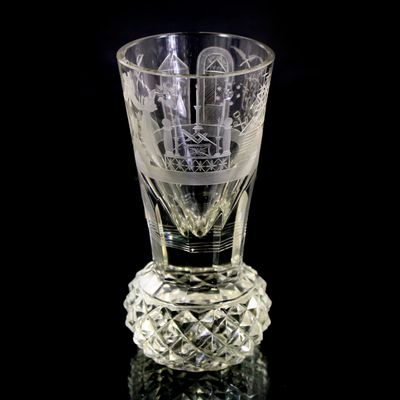 Hohes Logenglas mit Ananassteinen und Freimaurer Symbolen, um 1900-10