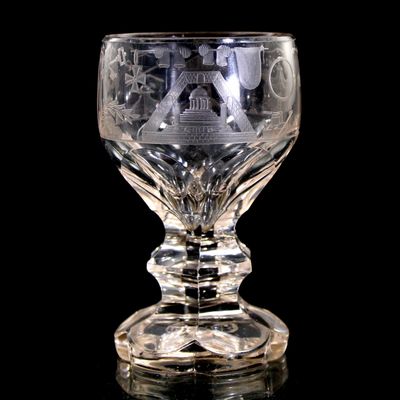 Logenglas mit fein geschnittenen Freimaurersymbolen, Deutschland oder Böhmen um 1840