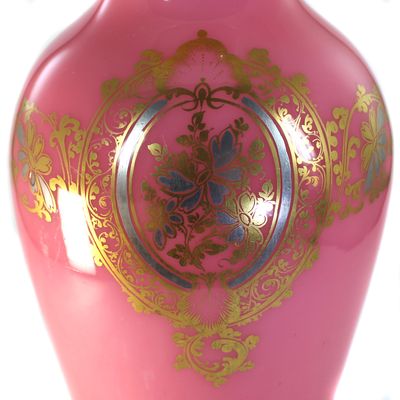 Vase aus rosa Opalglas mit Poliergold- und Silbermalerei, Frankreich oder Schlesien
