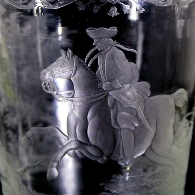 Ranftbecher mit gravierter Reiterdarstellung, signiert Edgar Benna
