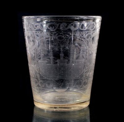 Becher mit Sonnenblumen, Vogeldarstellungen und Architektur, Böhmen um 1680-90