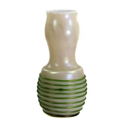 Vase mit Perlmuttdekor und grünen Glasfaden, Kralik um 1900