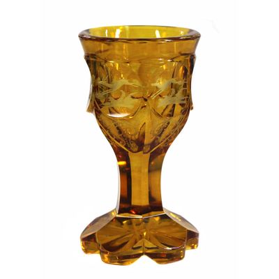 Kleines Pokalglas mit Bernsteinätze und Tierdarstellung, Böhmen um 1850
