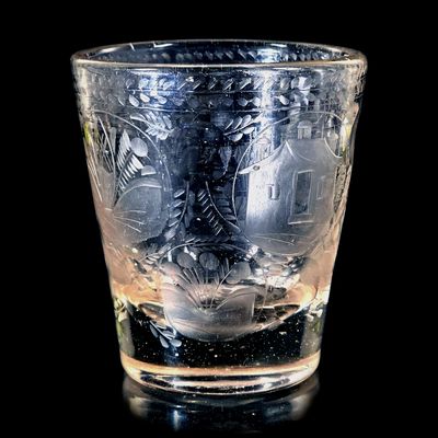 Dickwandiger Glasbecher mit Architektur, wohl Potsdam um 1680-90