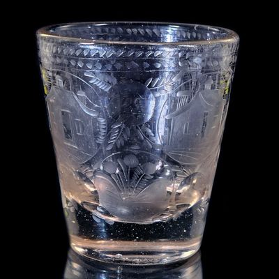 Dickwandiger Glasbecher mit Architektur, wohl Potsdam um 1680-90