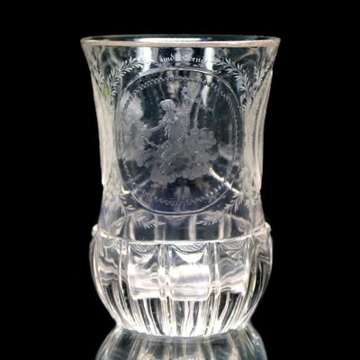 Becher mit 3 Ovalmedaillons und figuralen Allegorien, wohl. H. Hackel um 1830-35