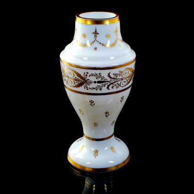 Französische Milchglasvase mit Poliergoldmalerei um 1780-90