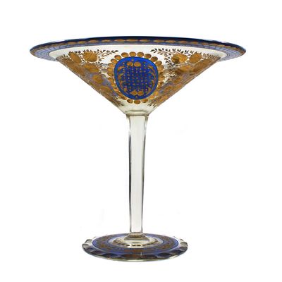 Große Tazza mit goldenen Tiefschnittrosen, Böhmen, Carl Hosch um 1900